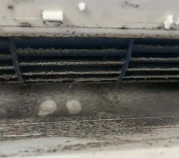 江源空调吹的风有股烧焦味是怎么回事